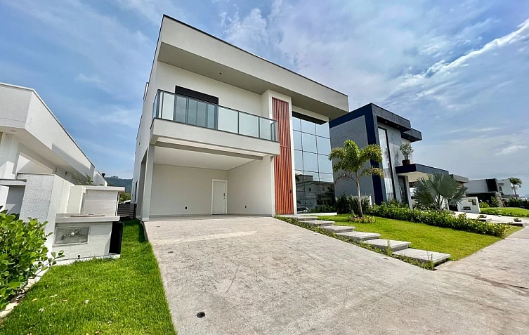 CASA NO CONDOMÍNIO CALEDÔNIA